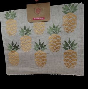 Embroidered Pineapple Tablerunner NWT